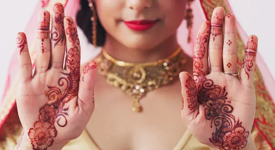 Read more about the article Combining Traditional and Modern Henna Art
